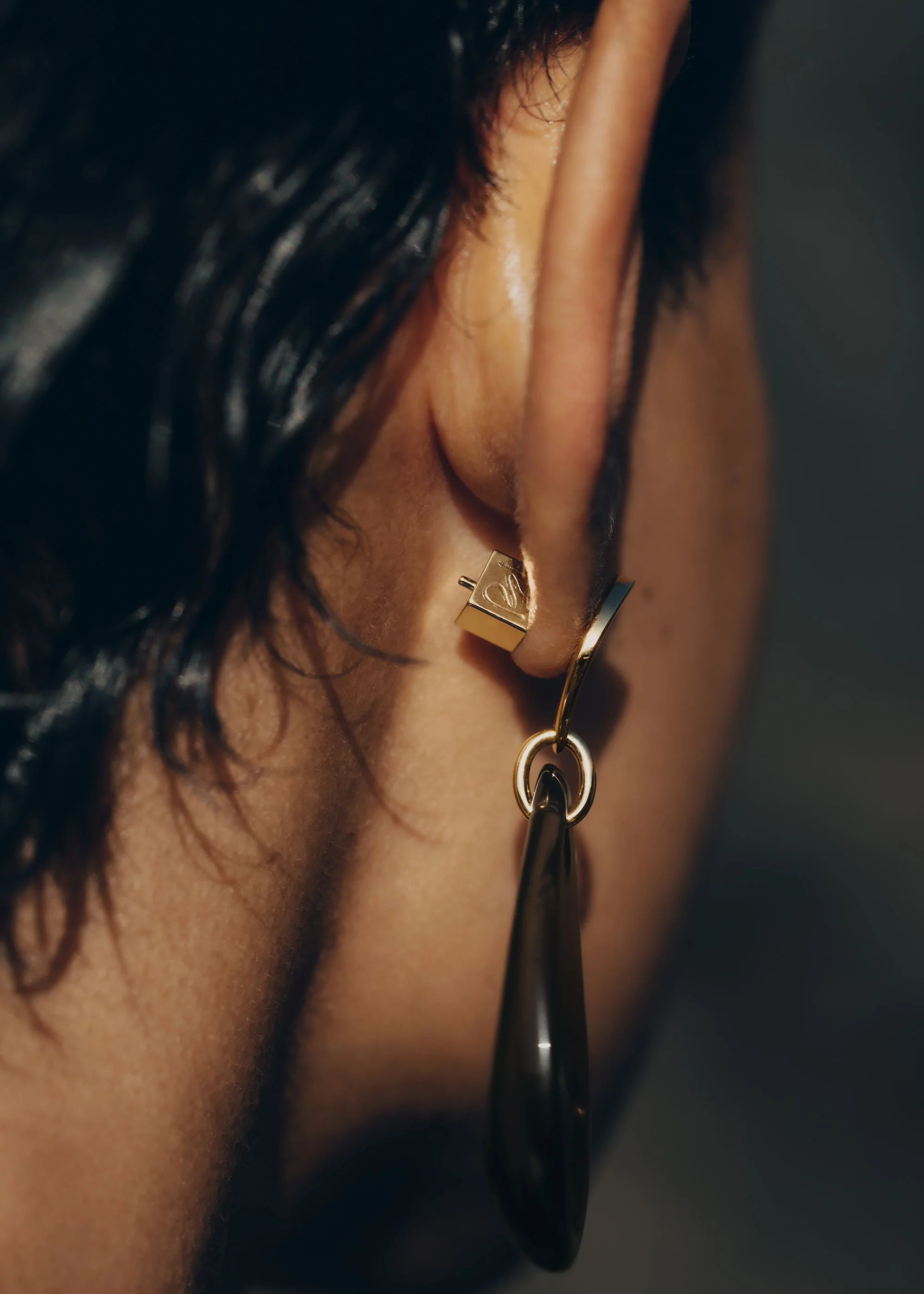 Boucles d'oreilles pendantes Naé - Verre fumé - Image 4