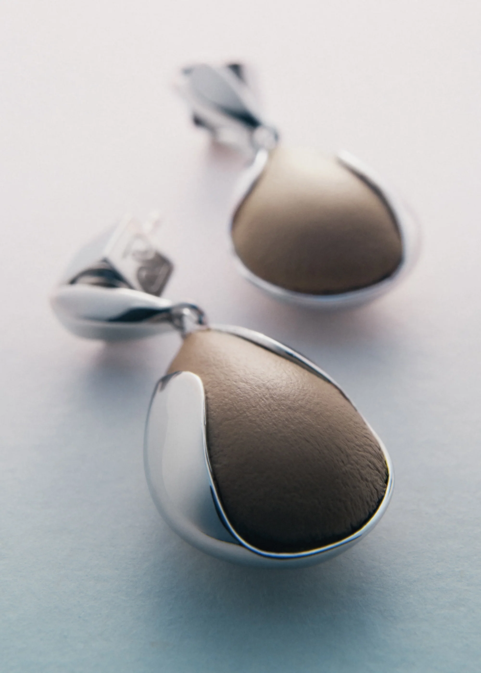 Boucles d’oreilles Ormé - Argentée Cuir Taupe - Image 2